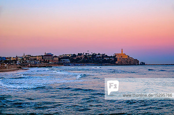 Seelandschaft mit Fernblick auf die alte Hafenskyline und die Peterskirche im Morgengrauen  Jaffa  Tel Aviv  Israel