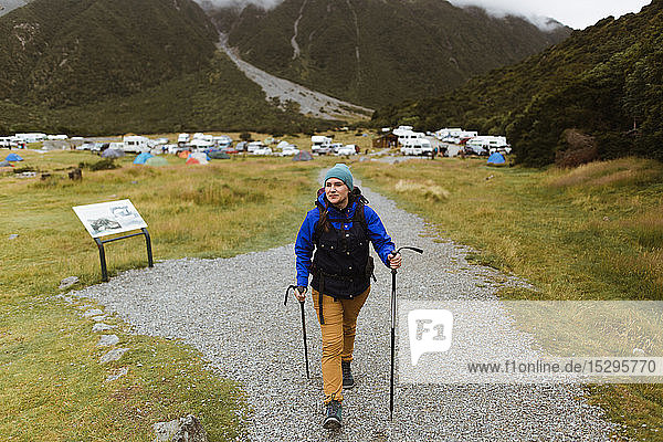 Wanderer auf Wanderpfad  Wanaka  Taranaki  Neuseeland