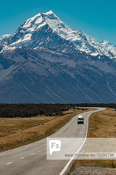 Landschaftliche Ansicht der ländlichen Straße  die in die Berge führt  Wanaka  Taranaki  Neuseeland