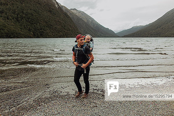 Vater mit Baby am Strand  Queenstown  Canterbury  Neuseeland