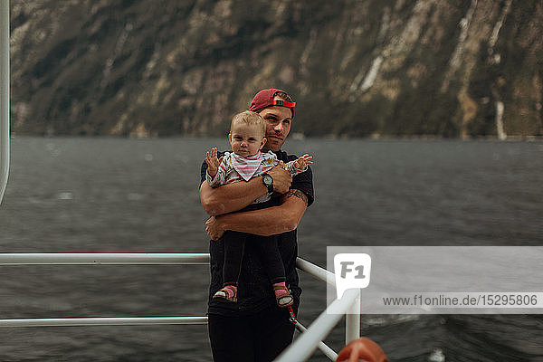 Vater mit Baby auf Seekreuzfahrt  Queenstown  Canterbury  Neuseeland