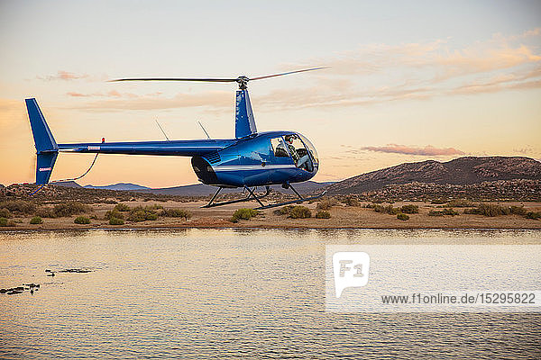 Hubschrauber über einer Wasserstelle  Kapstadt  Westkap  Südafrika