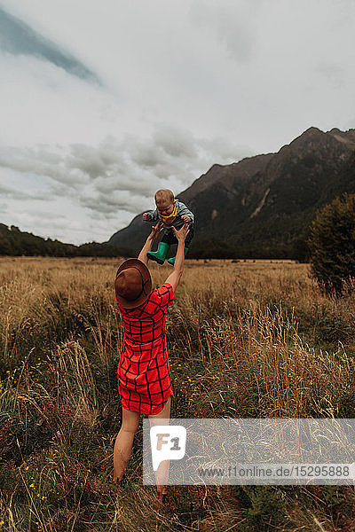 Mutter spielt mit Baby in der Wildnis  Queenstown  Canterbury  Neuseeland