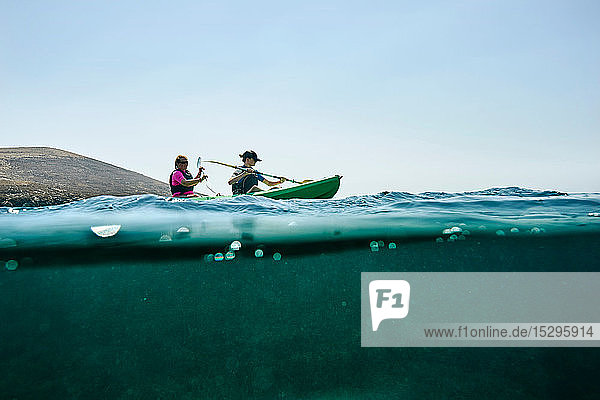 Teenager Junge und Mutter beim Seekajakfahren  oberflächennahe Seitenansicht  Limnos  Khios  Griechenland