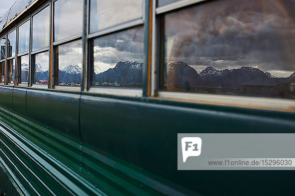 Spiegelung von Gebirgsketten auf Fenstern eines Wohnmobilbusses  Homer  Alaska  Vereinigte Staaten