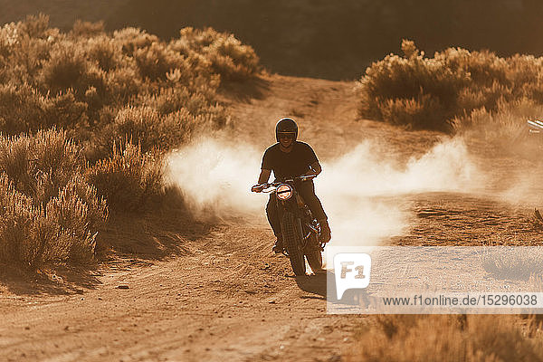 Motorradfahrer fahren durch die Landschaft von Kennedy Meadows  Kalifornien  USA