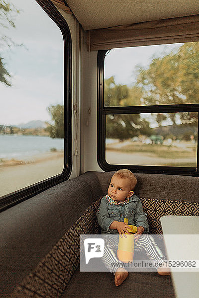 Baby im Wohnmobil entspannen  Wanaka  Taranaki  Neuseeland