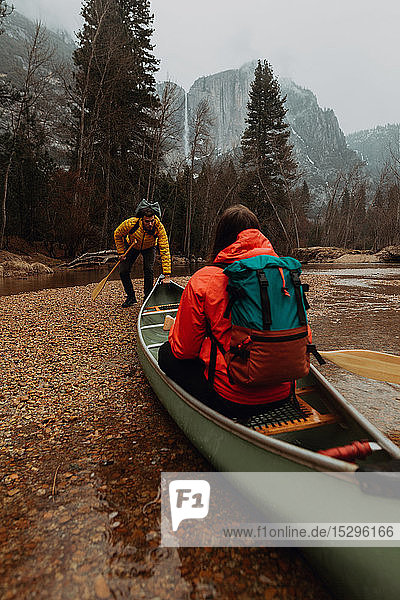 Junges Kanu-Paar beim Abstoßen vom Flussufer  Yosemite Village  Kalifornien  USA