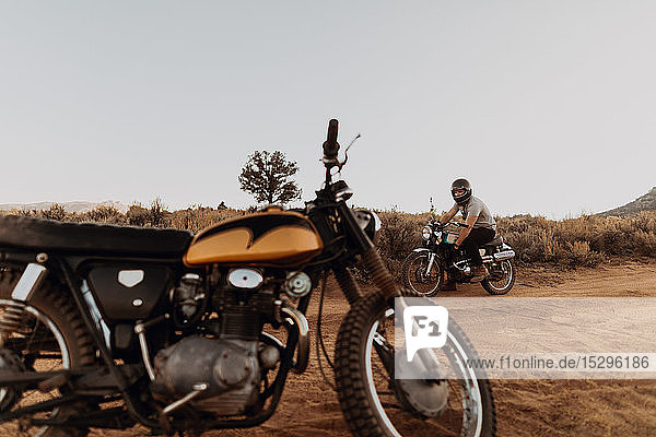 Motorradfahrer passiert stationäres Motorrad  Kennedy Meadows  Kalifornien  USA