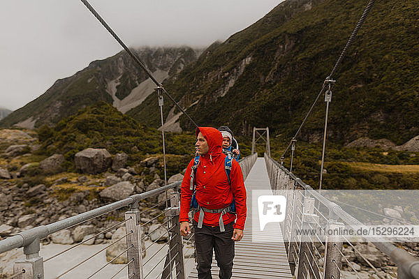 Wanderer mit Baby überquert Hängebrücke  Wanaka  Taranaki  Neuseeland