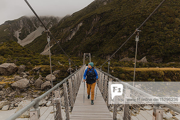 Wanderer über die Hängebrücke  Wanaka  Taranaki  Neuseeland