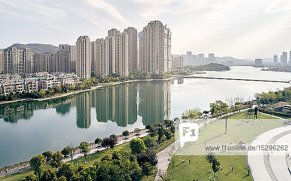 Wolkenkratzer am Fluss  Yingwanchen  Hunan  China