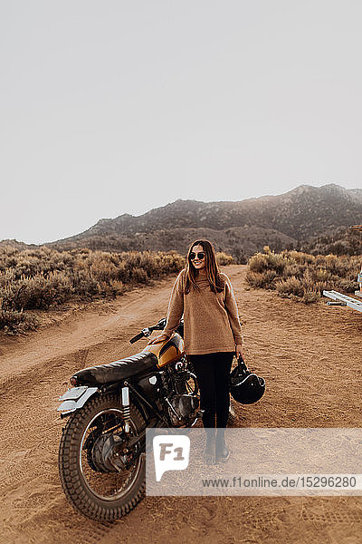 Frau neben dem Motorrad  Kennedy Meadows  Kalifornien  USA