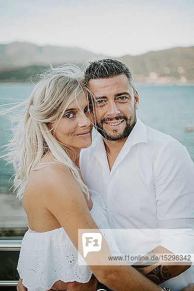 Romantisches  sich am Seeufer umarmendes Paar mittlerer Erwachsener  Porträt  Stresa  Piemont  Italien