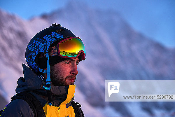 Porträt eines Skifahrers  Saas-Fee  Wallis  Schweiz