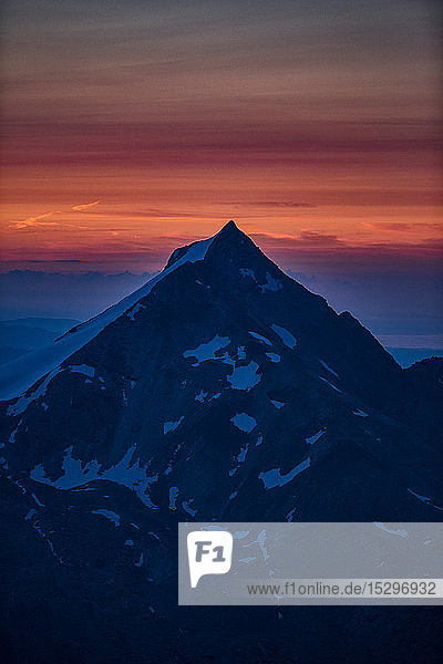 Berggipfel  orangefarbenes Glühen am Horizont im Hintergrund  Saas-Fee  Wallis  Schweiz