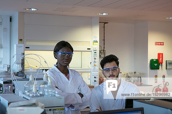 Junge Wissenschaftlerinnen und Wissenschaftler im Labor Porträt