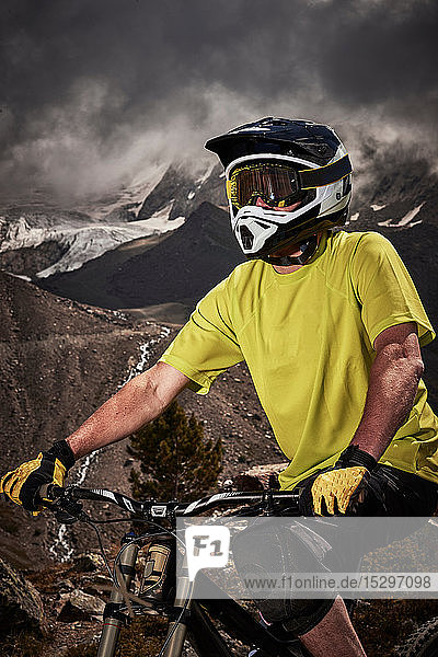 Porträt eines Mountainbikers mit Helm  Saas-Fee  Wallis  Schweiz