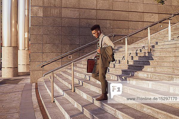 Geschäftsmann steigt die Treppe eines Bürogebäudes hinab  Mailand  Lombardei  Italien