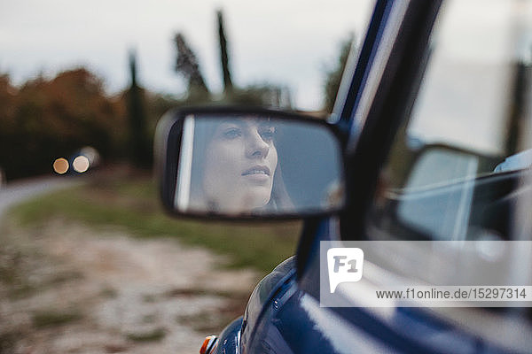 Spiegelbild einer Auto fahrenden Frau