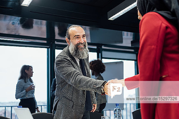 Geschäftspartner schütteln sich die Hand bei einem Treffen im Büro
