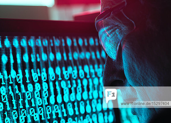 Cyber-Sicherheit  Mann schaut auf einen Computerbildschirm  der mit einem Virus infiziert ist
