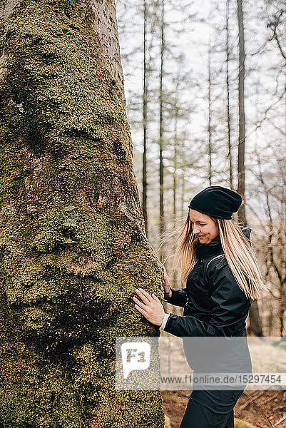 Frau berührt Baum  Trossachs-Nationalpark  Kanada