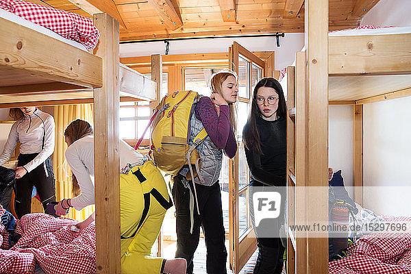Vier jugendliche Skifahrerinnen bereiten sich in der Kabine vor