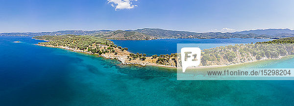 Griechenland  Ägäisches Meer  Pagasetischer Golf  Blick von der Bucht von Milina auf die Insel Alatas  Kloster der Heiligen Vierzig