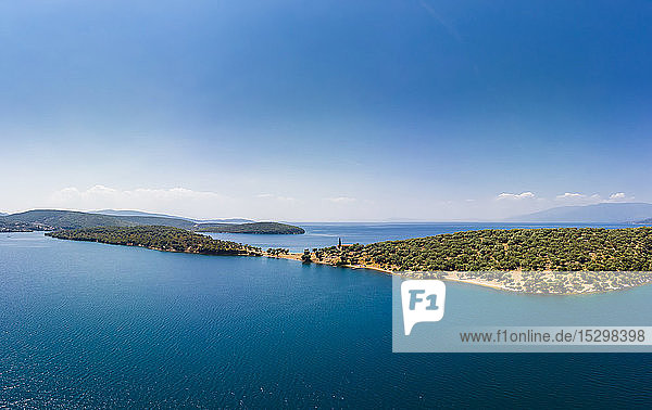 Griechenland  Ägäisches Meer  Pagasetischer Golf  Blick von der Bucht von Milina auf die Insel Alatas