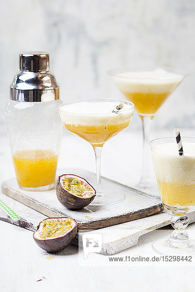 Cremiger Sommerfruchtcocktail mit Passionsfruchtsaft Orangensaft Zitronensaft Ananassaft Vanille Sahne