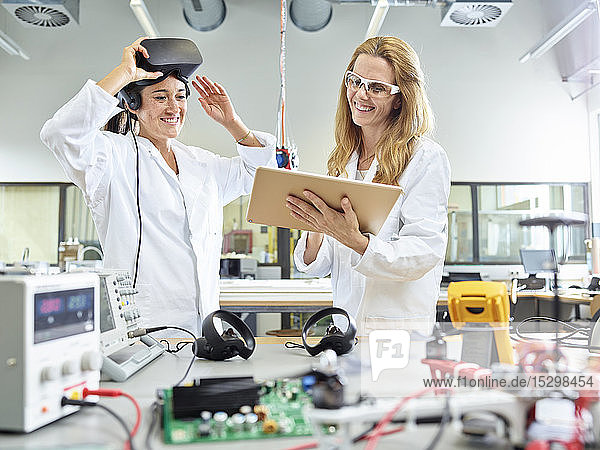 Technikerinnen  die mit Tabletten- und Vr-Brillen arbeiten