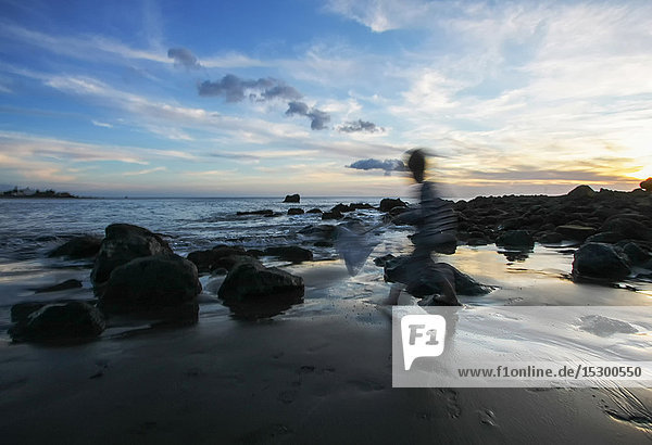 Kind spielt am Strand  La Gomera  Kanaren  Spanien  Europa