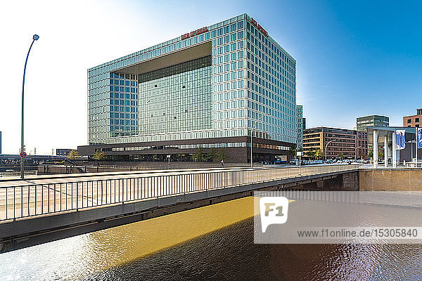Spiegelgebäude in der Hafencity  Hamburg  Deutschland