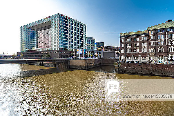 Spiegelgebäude in der Hafencity  Hamburg  Deutschland