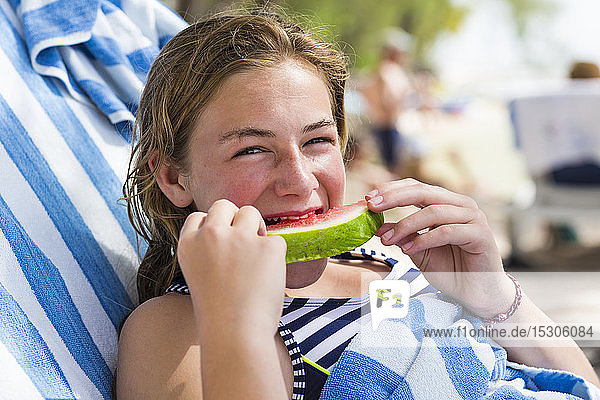 Ein Teenager-Mädchen isst Wassermelone