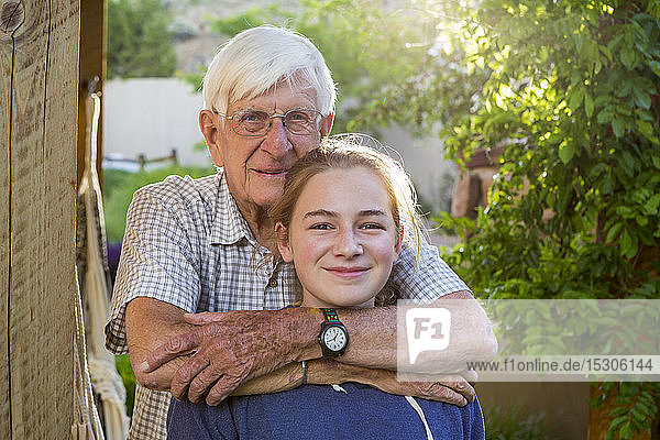Porträt eines jugendlichen Mädchens und ihres 83-jährigen Großvaters