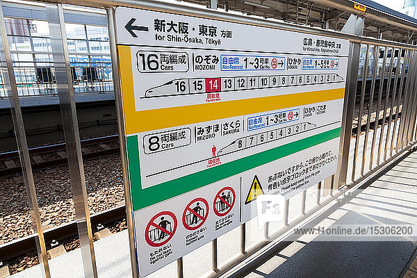 Shinkansen-Kugelzug-Informationsschild am Bahnsteig des Bahnhofs Tokio  Japan.