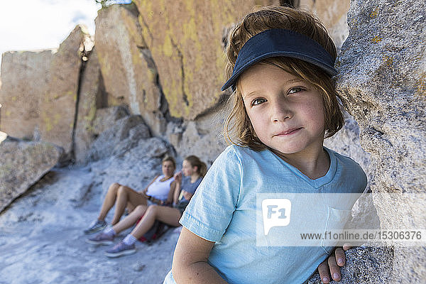Familie besucht die Tsankawi-Ruinen  ein kleiner Junge auf Erkundungstour.