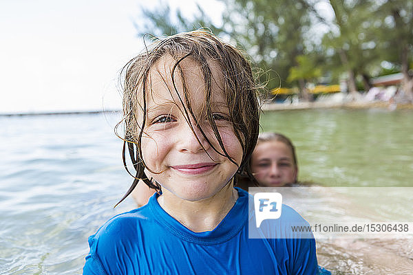 Lächelnder 5-jähriger Junge im Ozean