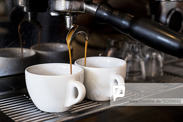 Eine kommerzielle Espressomaschine in einem Café.