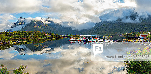 Fischerboote und traditionelle Holzhütten  Lofoten