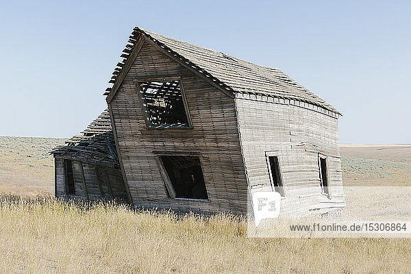 Verlassenes Bauernhaus in weitläufigem Grasland  Whitman County  Palouse  Washington  USA.