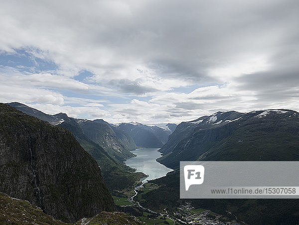 Majestätische Aussicht auf Berge und Fluss  Olden  Norwegen