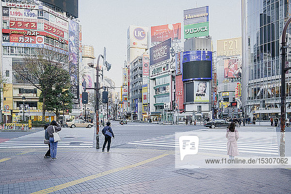 Fußgänger auf einer modernen Stadtstraße  Tokio  Japan