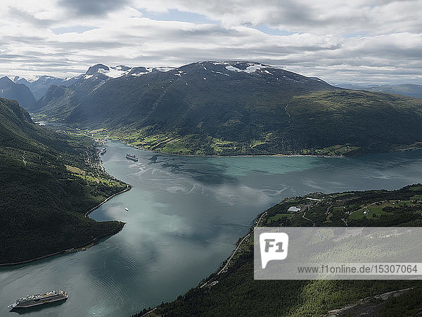 Blick auf idyllische grüne Klippen und Fjord  Olden  Norwegen