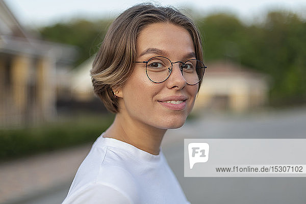 Porträt einer selbstbewussten  lächelnden jungen Frau