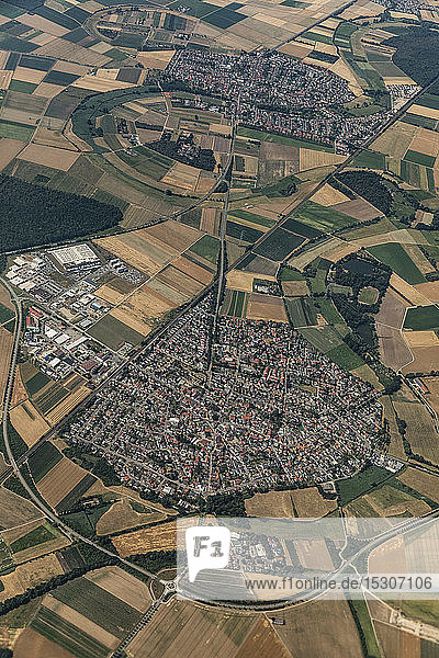 Luftaufnahme Stadt  umgeben von ländlichen Feldern  Frankfurt  Deutschland