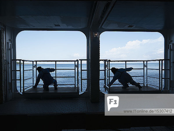 Silhouette männliche Arbeiter auf den Plattformen von Kreuzfahrtschiffen