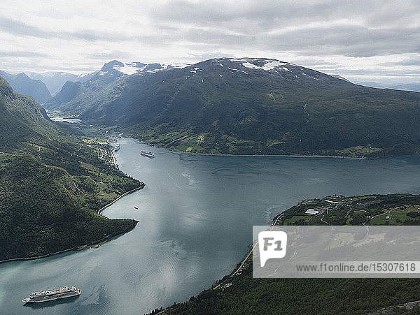 Blick auf idyllische grüne Klippen und Fjord  Olden  Norwegen